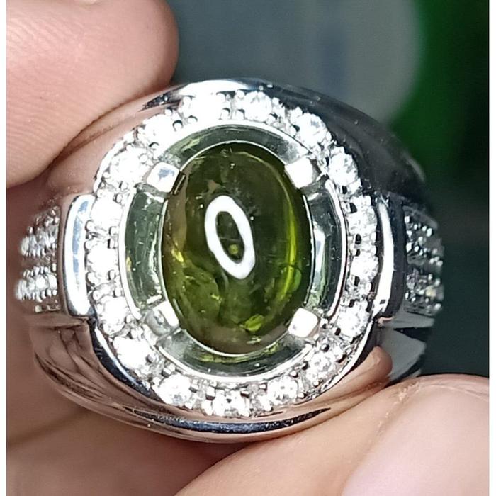 Natural 3.850Ct Bluish Green Sapphire Plus Memo In Perak Handmade Size