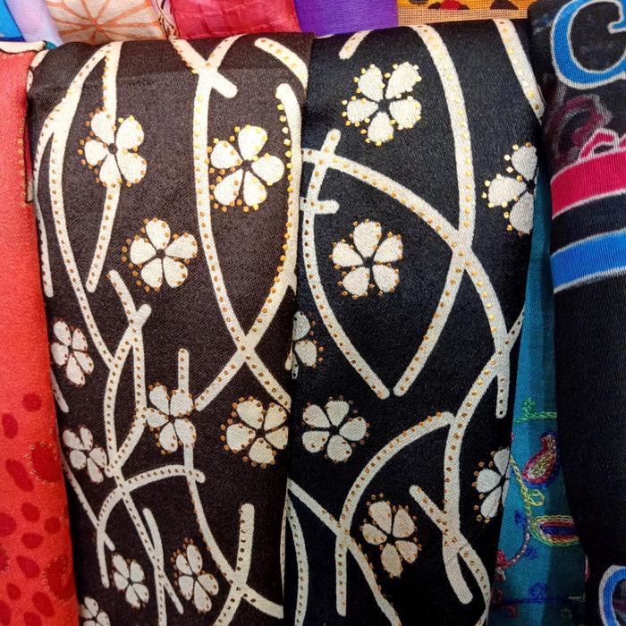 Kerudung Segi Empat Bahan Sutra Motif Bunga Timbul