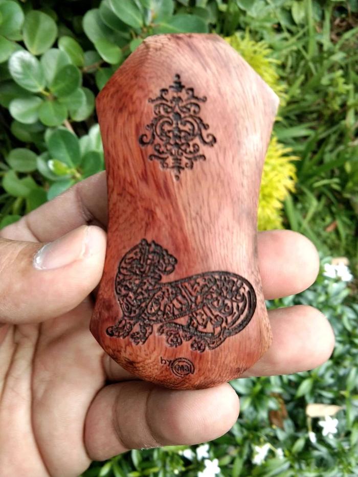 Liontin Kalung Kaligrafi Kayu GALIH NAGASARI Ukir Macan 6 cm