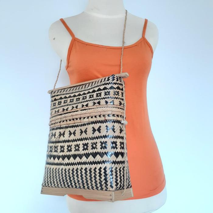Tas anyaman bambu klasik poleng bali