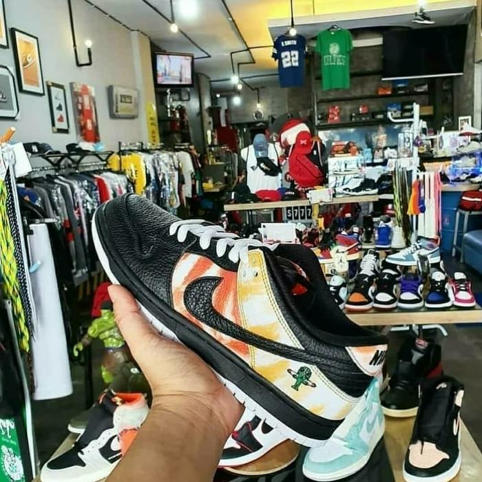 NIKE SB DUNK LOW "RAYGUN" TIE-DYE BLACK