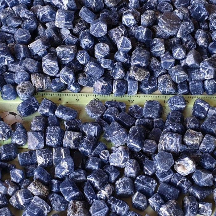 NATURAL BLUE SAPPHIRE ROUGH STONE