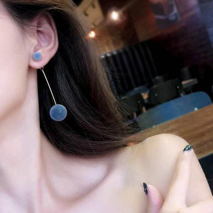 Anting Tusuk Model Bola Bulu untuk Wanita