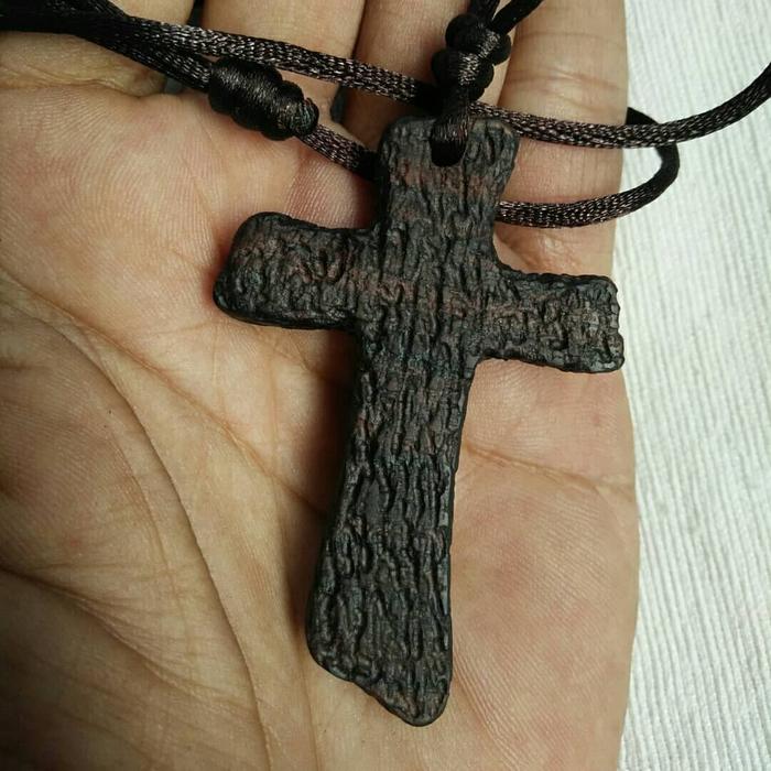 Kalung Salib Kayu Ukir Guratan