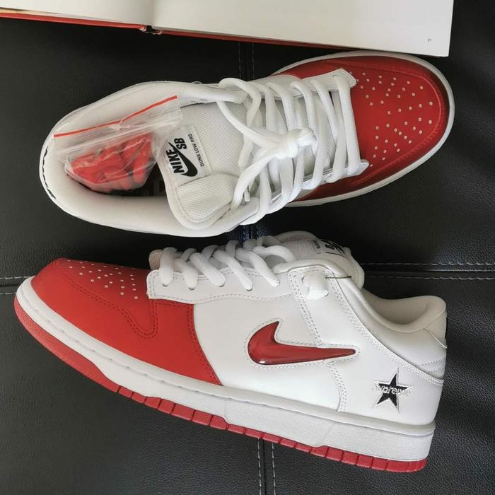 NIKE SB DUNK LOW • SUPREME JEWEL SWOOSH RED/WHITE