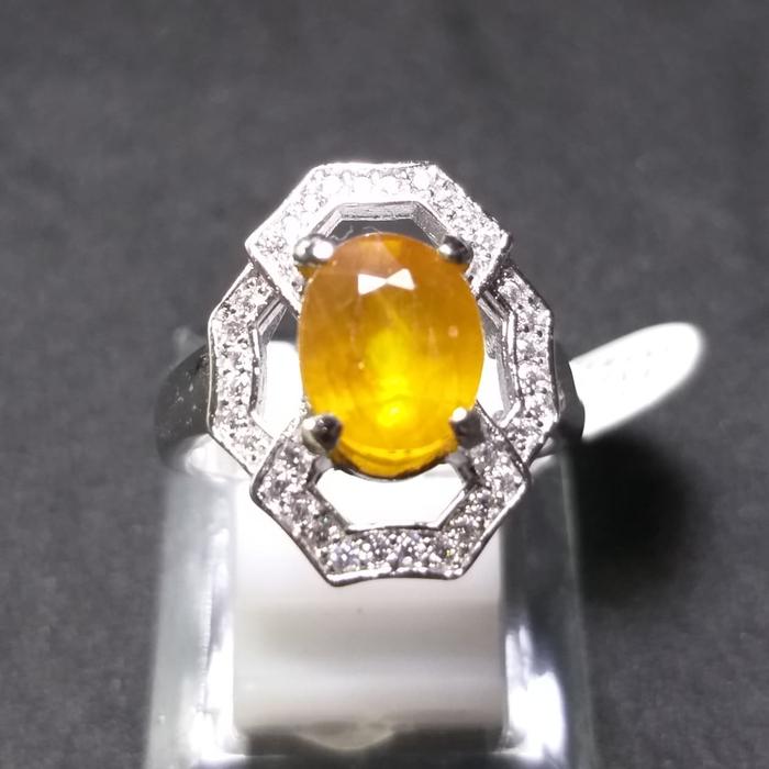 Natural yellow safire