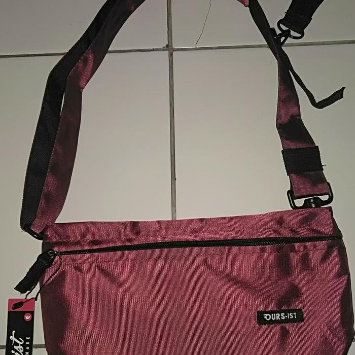 Tas selempang original OURS-IST maroon