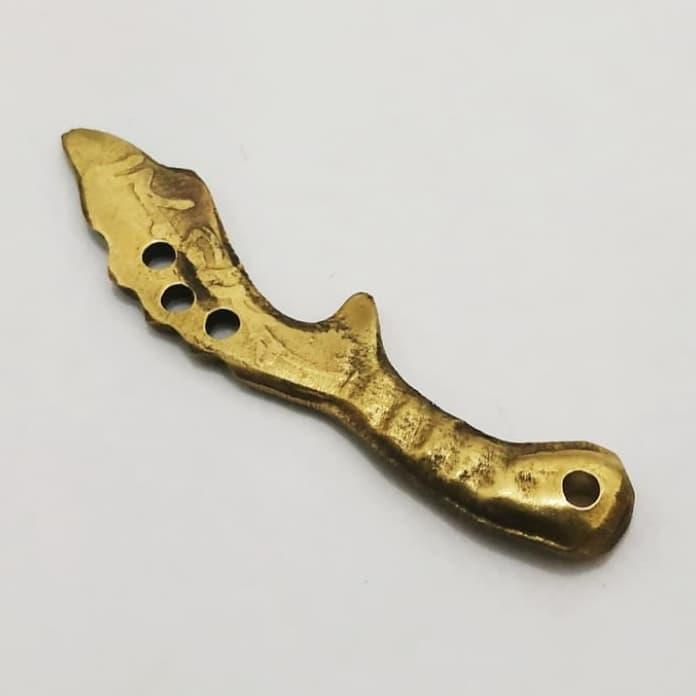 Liontin Bandul Kalung Unik Bentuk Kujang Bahan terbuat dari kuningan