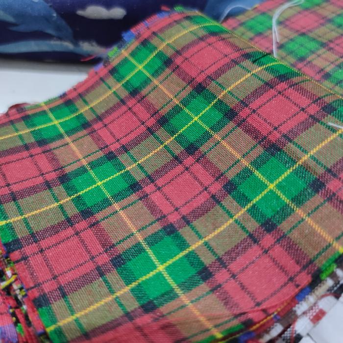 bahan kain kotak seragam merah hijau sekolah gulungan